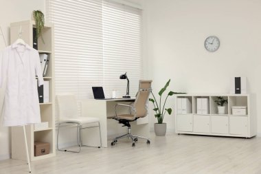 Klinikte doktorların iş yeri olan modern tıp bürosu