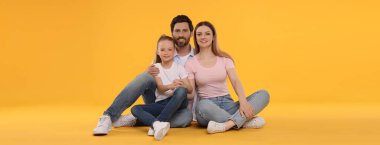 Turuncu arka planda çocuklu mutlu bir aile. Pankart tasarımı