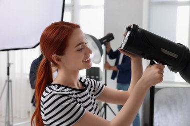Modern fotoğraf stüdyosunda çalışan genç profesyonel fotoğrafçılar.