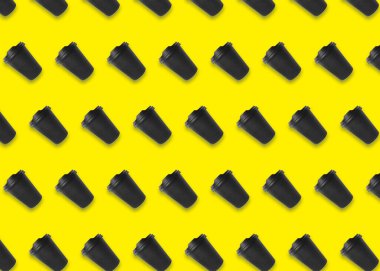 İçmek için. Sarı arka planda kağıt kahve fincanı ile desen tasarımı