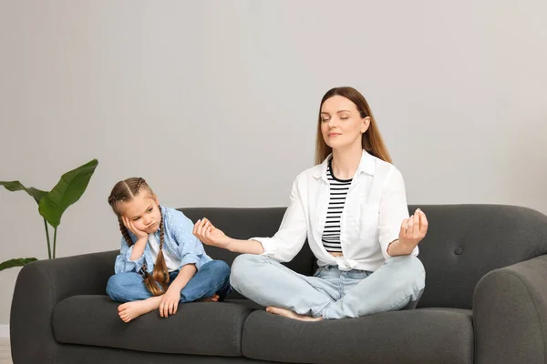 Mutter Meditiert Während Sich Ihre Tochter Hause Langweilt — Stockfoto