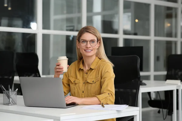 Mulher Com Xícara Café Trabalhando Laptop Mesa Branca Escritório — Fotografia de Stock