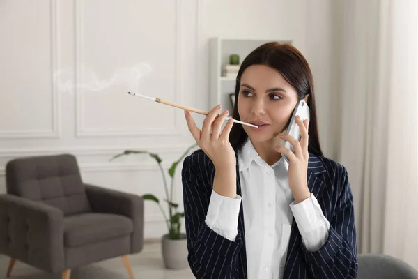 Mulher Usando Suporte Cigarro Longo Para Fumar Falar Telefone Escritório — Fotografia de Stock