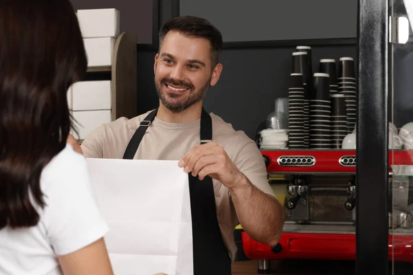 Pracownik Dając Opakowania Klienta Świeżych Wypieków Kawiarni — Zdjęcie stockowe