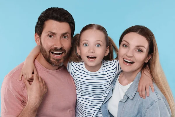 Feliz Família Surpreso Fundo Azul Claro — Fotografia de Stock