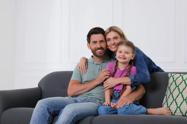 自宅でソファーに子供がいる幸せな家族の肖像 — ストック写真