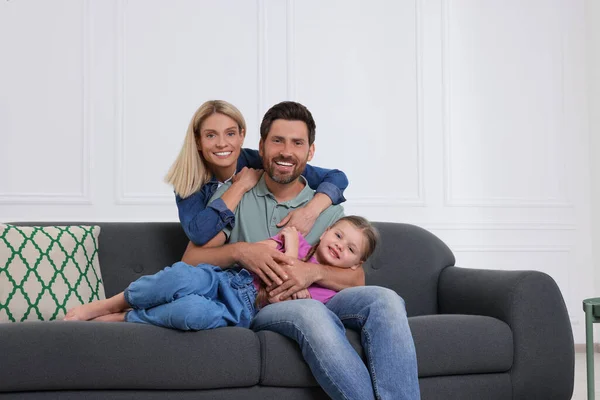 Retrato Família Feliz Com Criança Sofá Casa — Fotografia de Stock
