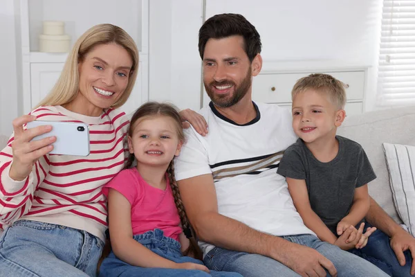 Szczęśliwa Rodzina Biorąc Selfie Razem Kanapie Domu — Zdjęcie stockowe