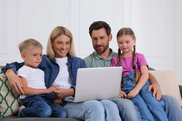 Gelukkig Familie Met Laptop Tijd Doorbrengen Samen Bank Thuis — Stockfoto