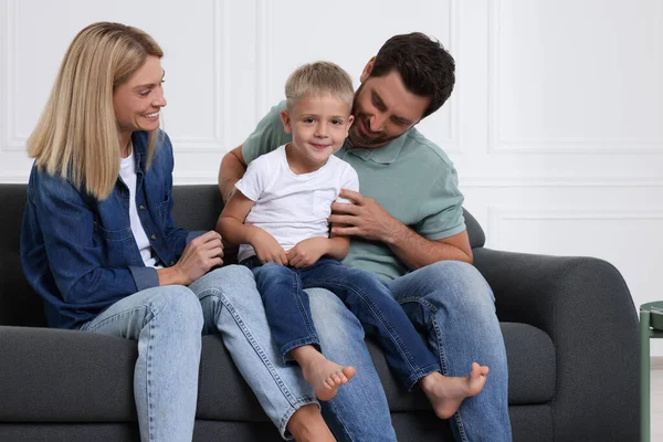 自宅でソファーで一緒に楽しんでいる幸せな家族 — ストック写真