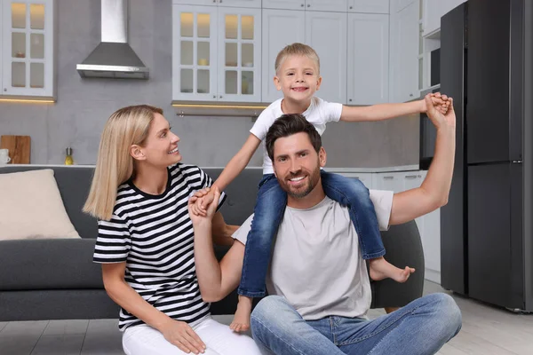 Lycklig Familj Att Roligt Tillsammans Hemma — Stockfoto