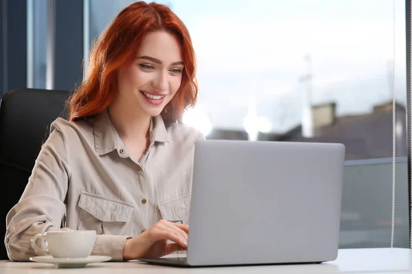 Mulher Feliz Trabalhando Com Laptop Mesa Branca Escritório — Fotografia de Stock