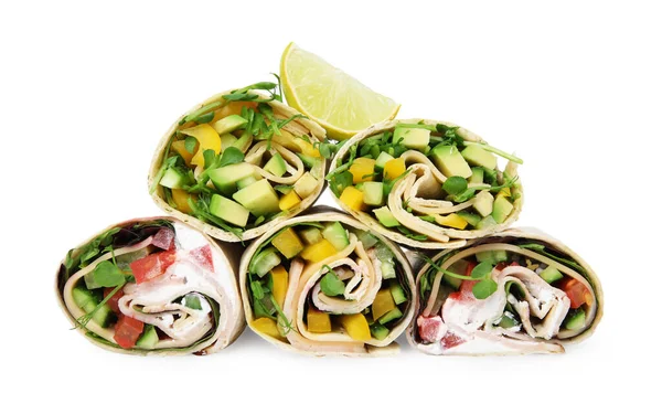 Deliciosas Envolturas Sándwich Con Verduras Frescas Rodajas Lima Aisladas Blanco —  Fotos de Stock