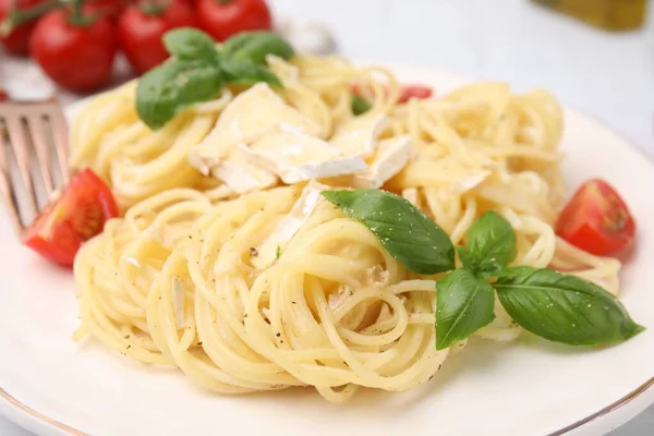 Delicious Pasta Brie Cheese Tomatoes Basil Leaves Table Closeup — Stok fotoğraf