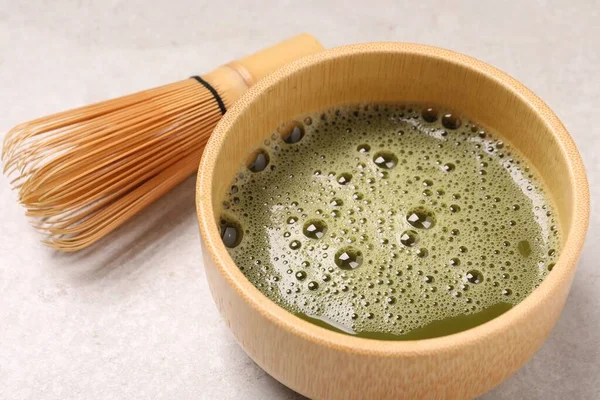 Miska Świeżej Herbaty Matcha Bambusowa Trzepaczka Jasnym Stole Zbliżenie — Zdjęcie stockowe
