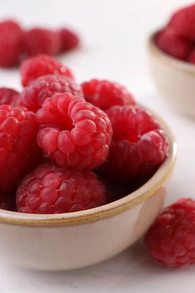 Tasty Ripe Raspberries Bowl White Table Closeup — Stock Photo, Image