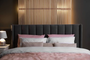 Lamba ve yastıklı rahat bir yatak. Şık iç mekan