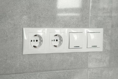 Kapıdaki elektrik prizleri ve elektrik prizleri.