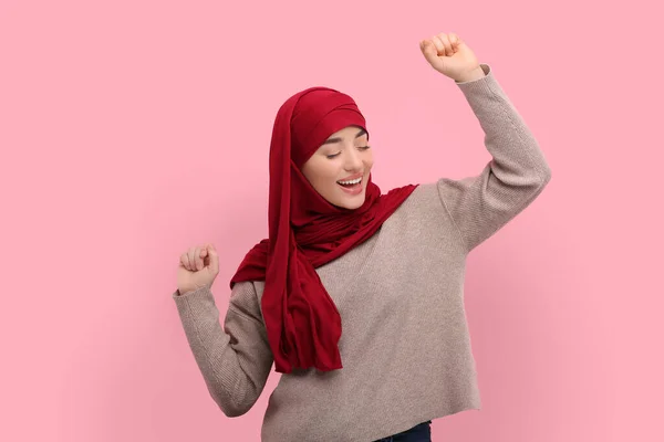 Muslim Woman Hijab Dancing Pink Background — Stock Photo, Image