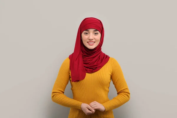 明るい灰色の背景にヒジャブでムスリム女性の肖像画 — ストック写真
