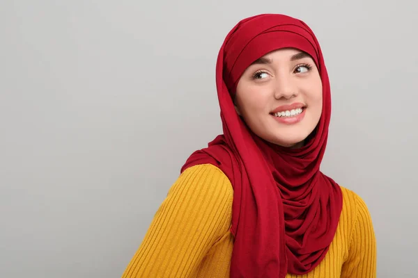 Porträt Einer Muslimin Hijab Auf Hellgrauem Hintergrund Platz Für Text — Stockfoto