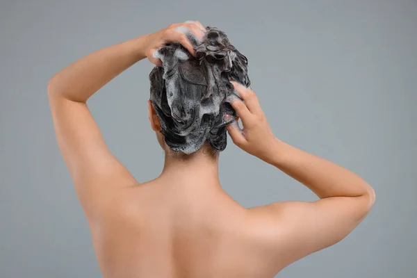 Женщина Моет Волосы Сером Фоне Вид Сзади — стоковое фото