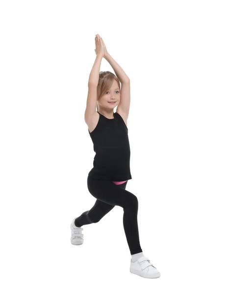 Mała Dziewczynka Robi Poranne Ćwiczenia Białym Tle — Zdjęcie stockowe