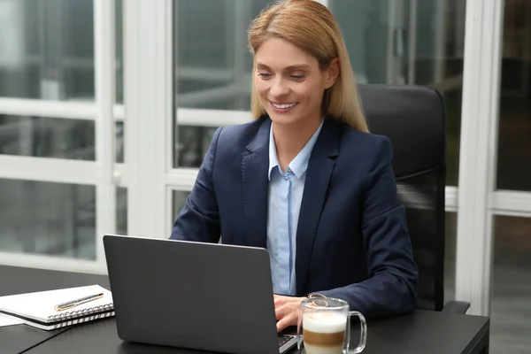 Mulher Trabalhando Laptop Mesa Preta Escritório — Fotografia de Stock