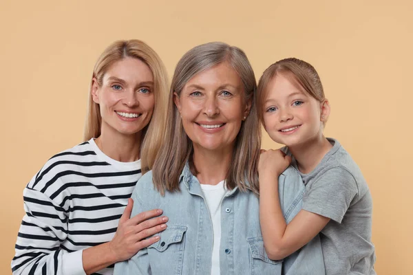 Three Generations Happy Grandmother Her Daughter Granddaughter Beige Background — Stock Photo, Image