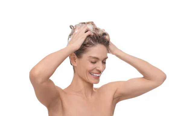漂亮的快乐女人在白色的背景上洗头发 — 图库照片