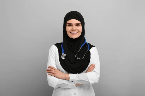 Mulher Muçulmana Vestindo Hijab Uniforme Médico Com Estetoscópio Fundo Cinza — Fotografia de Stock