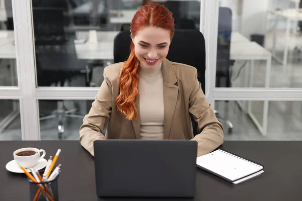 Mulher Feliz Trabalhando Com Laptop Mesa Preta Escritório — Fotografia de Stock