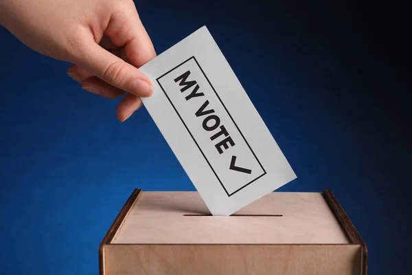 女性はテキストで紙を置く 私の投票とダークブルーの背景に投票ボックスにチェック — ストック写真