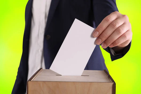 Frau Gibt Ihre Stimme Wahlurne Auf Farbigem Hintergrund Nahaufnahme — Stockfoto