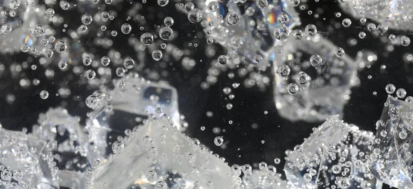Água Com Gás Com Cubos Gelo Contra Fundo Escuro Close — Fotografia de Stock