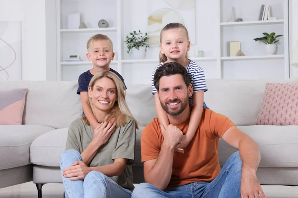家庭で子供と幸せな家族の肖像画 — ストック写真