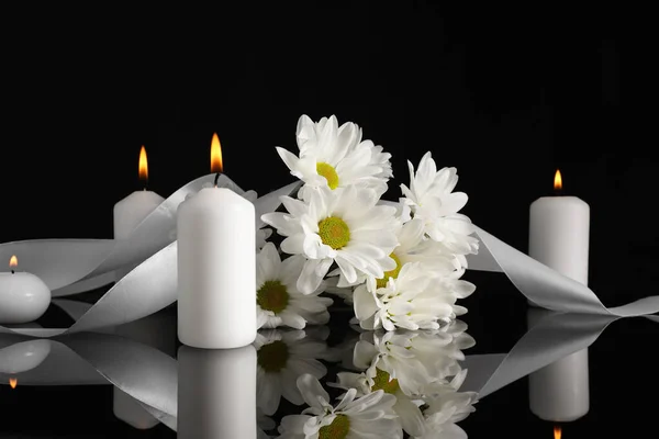 Beyaz Kasımpatı Çiçekleri Siyah Ayna Yüzeyinde Yanan Mumlar Karanlıkta Cenaze — Stok fotoğraf