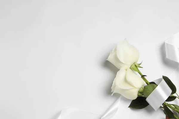 Belle Rose Nastro Sfondo Bianco Piatta Laici Con Spazio Testo — Foto Stock