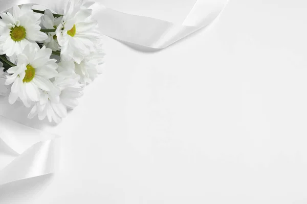 Bellissimi Fiori Crisantemo Nastro Sfondo Bianco Spazio Testo Simboli Funerari — Foto Stock