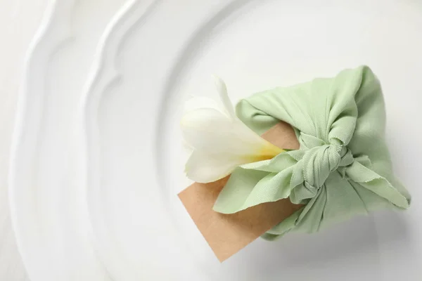 Furoshiki Technika Ajándék Csomagolt Zöld Szövet Virág Üres Kártya Tányéron — Stock Fotó
