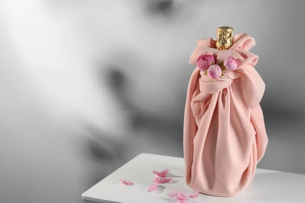 Técnica Furoshiki Presente Embalado Tecido Rosa Flores Mesa Branca Espaço — Fotografia de Stock
