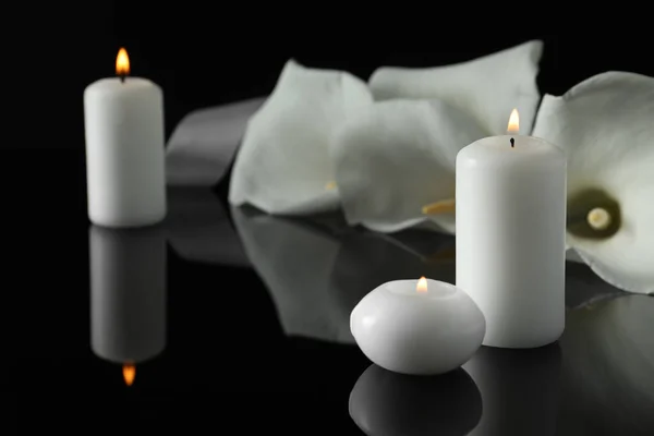 Brandende Kaarsen Witte Calla Lelie Bloemen Zwarte Spiegel Oppervlak Het — Stockfoto