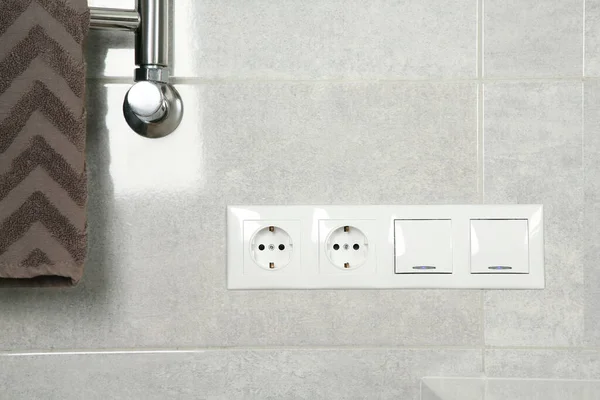 Interruptores Luz Tomadas Energia Parede Cinza Claro Banheiro — Fotografia de Stock