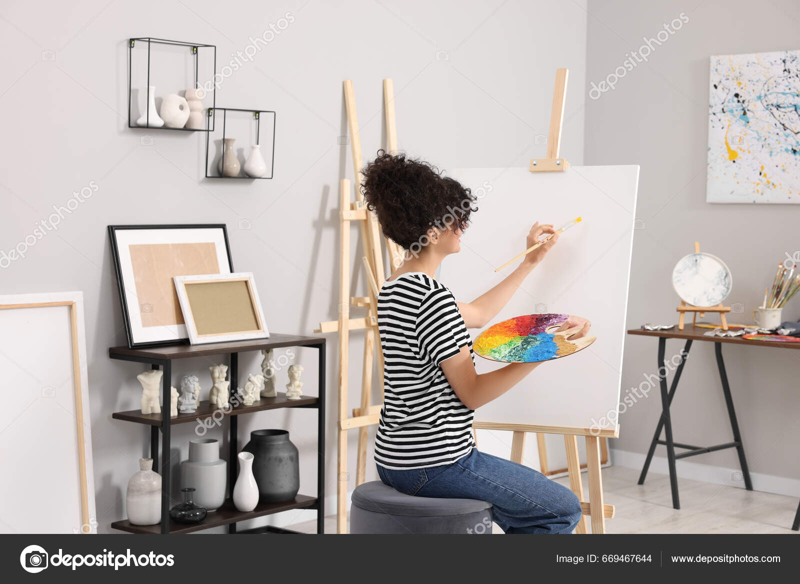 Artista feminina pintando imagens em tela pintor com paleta de
