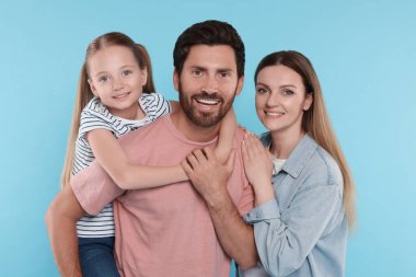 Açık mavi arka planda mutlu bir aile