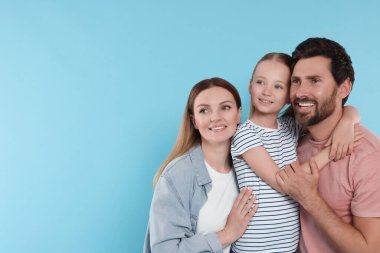 Açık mavi arkaplanda mutlu aile, metin için boşluk