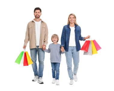 Aile alışverişi. Beyaz arka planda renkli çantaları olan mutlu bir aile ve oğul.