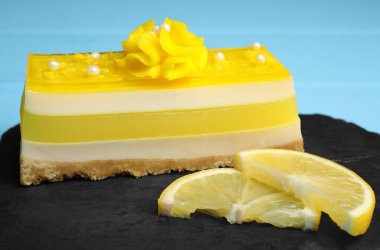 Siyah servis panosunda limonlu leziz cheesecake, yakın plan.
