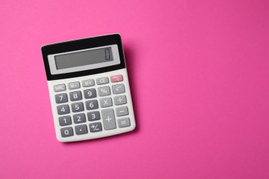 Pembe arka planda hesap makinesi, üst manzara. Metin için boşluk