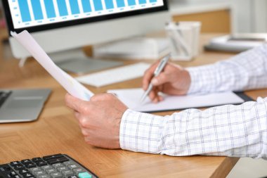 Ahşap masada çalışan profesyonel muhasebeci, yakın plan.